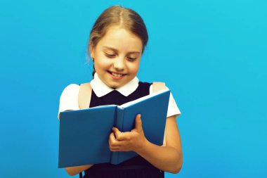 Okula ve eğitim konseptine geri dönmek. Okul üniformalı bir öğrenci.