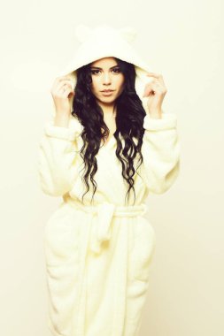 Bej kadife bornozla poz veren seksi kız