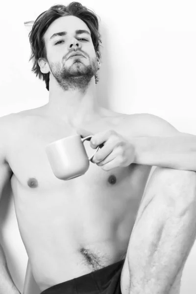 Kaukasischer bärtiger sexy Macho mit Kaffeetasse — Stockfoto