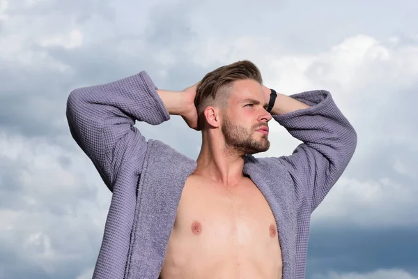 Hombre guapo adulto en albornoz de moda . —  Fotos de Stock