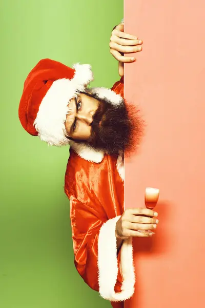 Ciddi sakallı Noel Baba adam. — Stok fotoğraf