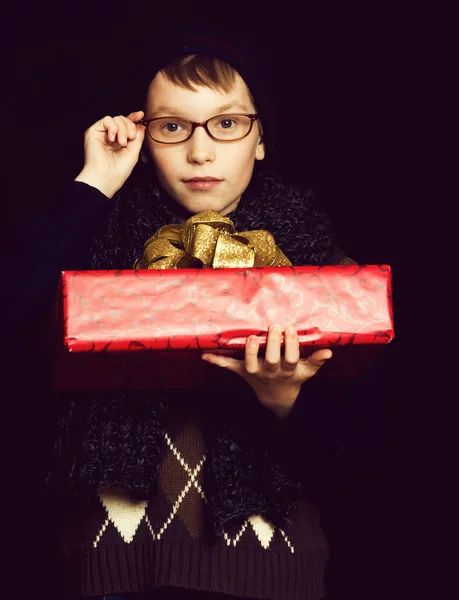 Nerd menino com caixa de presente — Fotografia de Stock
