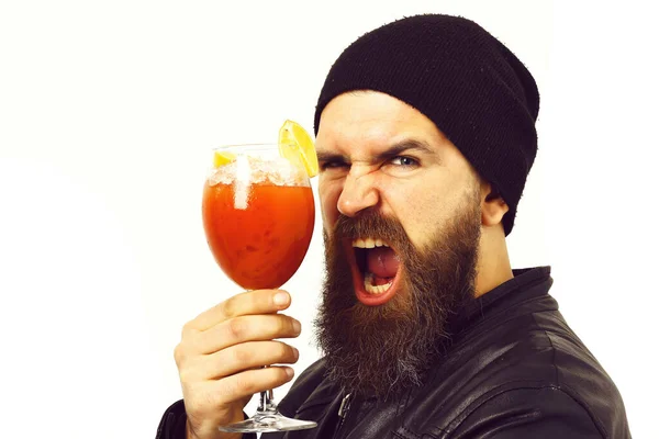 Brutale blanke hipster met alcoholische drank of verse cocktail — Stockfoto