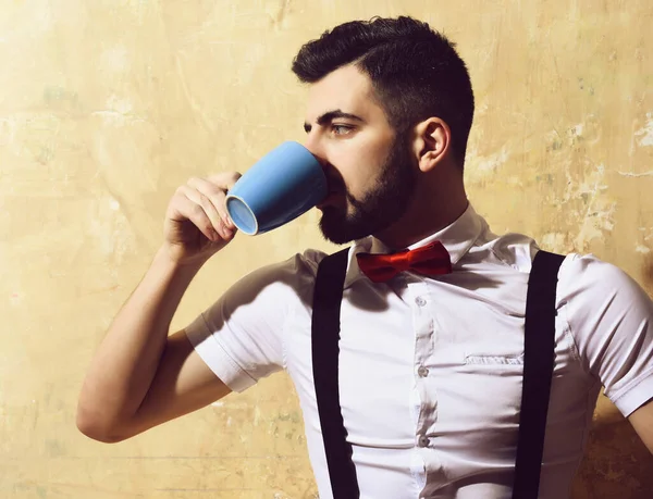 Sakallı adam kahve içiyor, fincandan çay içiyor. — Stok fotoğraf