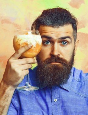 Bıyıklı, tropik alkolik taze kokteyli olan Kafkas bir hippi.