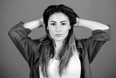 Şampuan ve saç kremi. Şımartma rutini. Kuaför salonu. Hasarlı saç. Sakat saç stili. Mavi arka planda kız saç stili. Kişisel bakım. Ekstra hacim. Saç şekillendirme metodu.