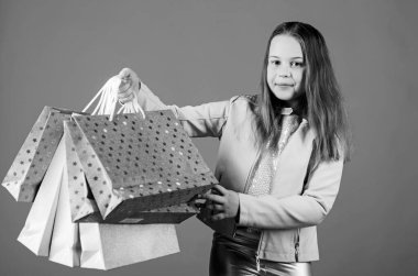 Mutlu çocuk. Yetenekli küçük kız. Tatil alışverişi tasarrufu. Çocuk modası. Paketli tezgahtar. Satış ve indirimler. Alışveriş torbalı küçük bir kız. Ağır çantalar. Kolay ve hızlı