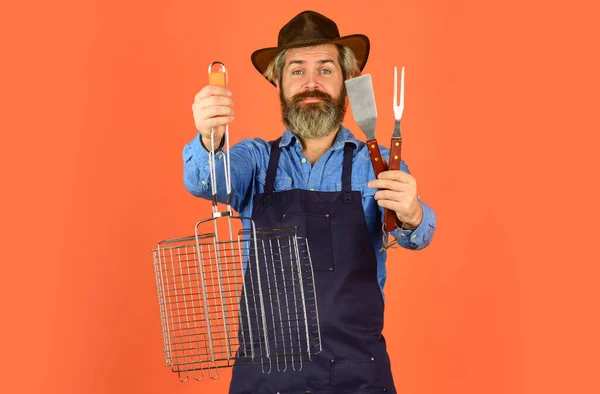 Ferramentas para assar carne. Que cozinham melhor. Desafio culinário final. preparar o jantar para a família. use utensílios de cozinha e vários produtos. chef maduro usar utensílios de cozinha para churrasco — Fotografia de Stock