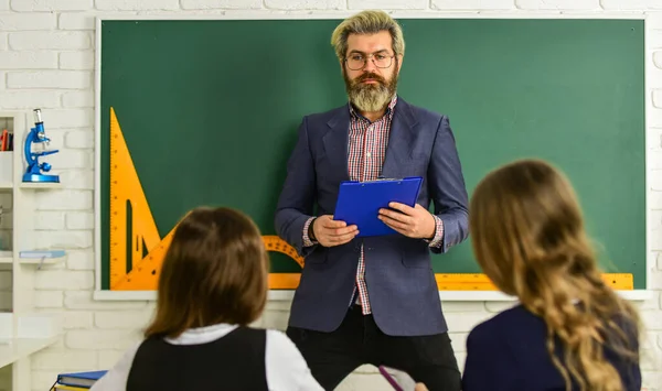 Amicizia. studiare insieme è bello. Torniamo a scuola. aiuto e supporto. Allievo elementare con insegnante in aula. Gruppo di discussione di bambini e insegnanti. Insegnante e apprendimento dei bambini in aula — Foto Stock