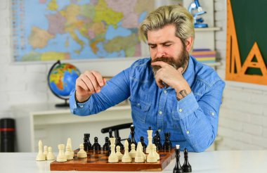 Tahta satranç tahtasındaki figürler. Satranç oynayan zeki hippi. Entellektüel hobi. Bir sonraki adımı düşünüyorum. Satranç aklın spor salonudur. Satranç dersi. Strateji konsepti. Öğretmenim. Tahta oyunu