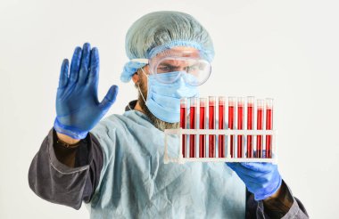 Kan örnekleriyle bilim adamı test tüpleri. Coronavirus aşısı. Doktor koruyucu maske. Laboratuvar testleri, solunum koronavirüsü hastalığı. Antikorların tespiti. Virüs tespit edildi. Laboratuarda çalışan bir adam.