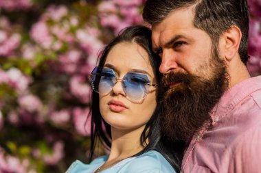 Bahara aşık. Birbirine aşık çiftler dışarıda sarılıyor. Moda insanları. Şefkatli aşk. Birkaç sakura ağacı. Bütün çiçekler ona. Erkek ve güzel kadın pembe kiraz çiçeklerinin tadını çıkarıyorlar. Romantik randevu
