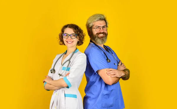 Equipe de sucesso de médicos. Pessoas de uniforme de fundo amarelo. Pessoal médico. confiar em nossos profissionais. Negócios de saúde. trabalho em equipe e conceito de pessoas. médico e enfermeiro — Fotografia de Stock