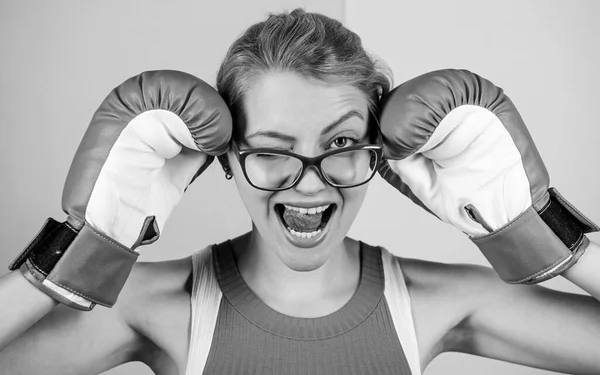 Uma mulher de sucesso. Inteligente forte e sexy. Super conceito de mulher. Uma mulher bem-sucedida. As luvas de boxe de mulher ajustam óculos. Força e equilíbrio intelectual. Saiba como me defender. Menina bem sucedida — Fotografia de Stock