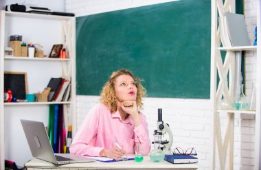 Okumak için ilham. Dizüstü bilgisayarı olan bir üniversite öğrencisi. Öğrenci projesi araştırması. Öğrenme konsepti. Burslu öğrenci. Öğretmen bilime tutkuyla bağlı. Bilgi günü