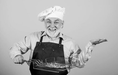 Izgara yemek. Olgun sakallı şef ızgara ızgara ızgarası tutar. Lezzetli ve lezzetli. Sağlıklı beslenme şekli. Barbekü için mutfak aletleri. Piknik ve barbekü konsepti. Mangal konsepti. Barbekü ve tütsülenmiş yemek