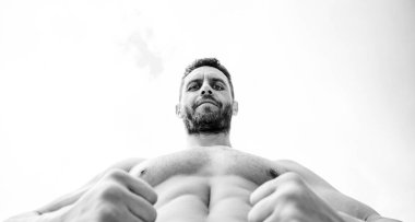 Mola verdim. Kaslı kaslı güçlü bir adam. Seksi gövdeli başarılı bir sporcu. Mükemmel sağlık ve vücut. Sportif kal. Pazar sabahı. Spor benim hayatım. Sporla uyanmak. traşsız sporcu.