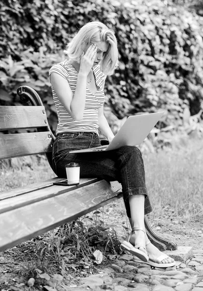Девушка работает с ноутбуком в парке. Природный офис. Концепция образования. Ноутбук Интернет удаленной работы. Работать в парке. Причины, по которым ты должен вынести свою работу наружу. Сила природы зовет — стоковое фото