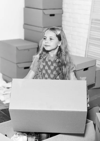 给家人住的公寓搬出去女童游戏盒。准备出发吧包装东西。对新房子感到兴奋。甜蜜的家移出概念。租房子。家庭住房。提供服务 — 图库照片