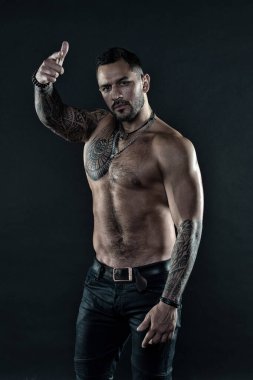 vahşi ve seksi. Vücut dövmesi olan kaslı bir vücut geliştirici. Atletik erkek vücudunda altı paket var. Fitness modeli üstsüz. Sağlık hizmeti yaşam tarzı. Vücut kasları güçlü. Vahşi erkeksi güzellik. maço