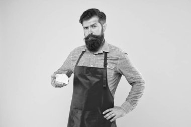 Laktoz mu? Gurme ürünü. Peynir yapma konsepti. Peynir üreticisi. Peynir yapma teknikleri. İnternetten alışveriş. Diyet ve beslenme. Önlüklü sakallı adam peyniri tut. Sütten elde edilen süt ürünü