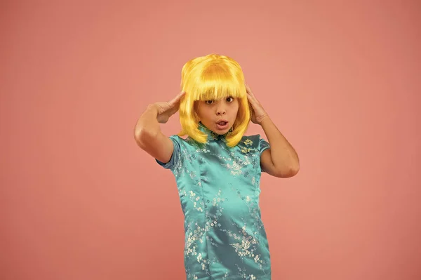 Kimono japonés. niño traje nacional de japón. niña ropa oriental tradicional. asiático chica amarillo pelo peluca. Carnaval chino. fondo rosa niño deslumbrado. pasteles punzantes —  Fotos de Stock