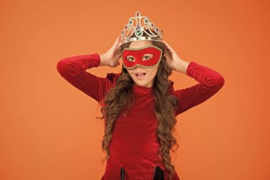Bana büyük patron de. Büyük patron çocuk turuncu arka plan. Küçük kız patron taç ve maske takıyor. Hırslı küçük çocuk. Balo kraliçesi. Güzellik gücü. Büyük patron. Zafer ve gurur. Büyük düşün.