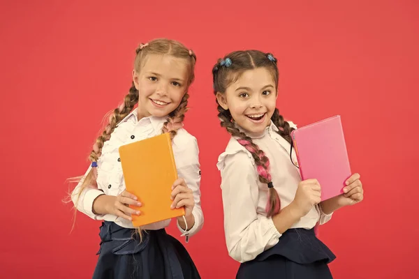 Une écolière montre un carnet de notes. Concept de fournitures scolaires. Papeterie scolaire. Acheter de la papeterie mignonne pour étudier amusant. Les filles enfants uniforme scolaire tiennent le livre. Filles célèbres pour l'obsession de la papeterie — Photo