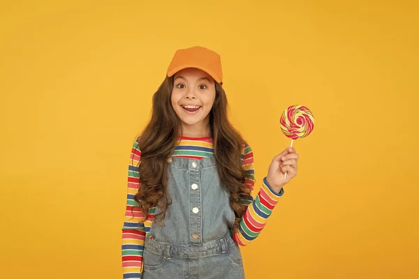 Gelukkig lolly snoep voor kinderen. Dat joch heeft plezier. snoepwinkel concept. optimist van nature. Een mooi leven. Gelukkige jeugd. positief en vriendelijk. Gelukkige kinderdag. kleine meisjes hipster stijl. Ik hou van lolly. — Stockfoto