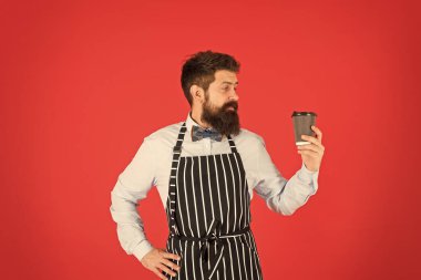 Hipster barista bardağı taze demlenmiş damlatılmış kahve. En iyi kahveyi yapıyorum. Kahve, yavaş yavaş sıcak suyu ezilmiş fasulyelerin arasından dökerek yapılıyor. Üçüncü dalga harekettir. Yüksek kaliteli kahve üretir.