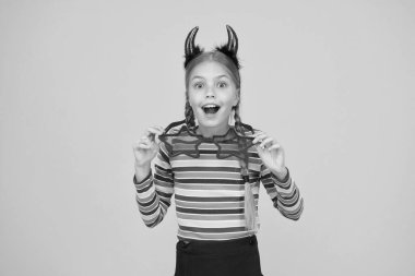 Şirin ama tehlikeli. Cadılar Bayramı konsepti Partiye hazırlanıyorum. Partiyi başlat. Parti özellikleri. Oyuncu iblis kız. Kırmızı boynuzlu ve gözlüklü küçük bir çocuk. Karnaval için aksesuarlar. Kızsal öfke