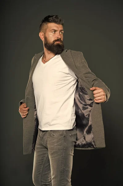 Perfeito para o trabalho ou fins de semana. Homem barbudo usar estilo casual. Hipster em roupa casual fundo cinza. Traje de negócios casuais. Casual e confortável. Moda e estilo — Fotografia de Stock