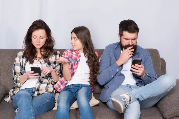 Dispositivo móvil que afecta la relación. Niño infeliz se quejan de los padres usando teléfonos. Los adictos a los teléfonos inteligentes. Problema de relación familiar. Los padres y la relación infantil. Lidiar con una relación infeliz —  Fotos de Stock