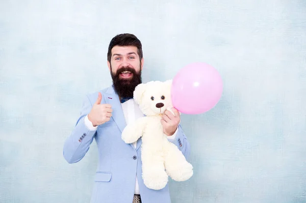 Macho rendez-vous romantique prêt. Un homme porte un nœud papillon en smoking. Journée des femmes. Salutations 8 mars. Des cadeaux stéréotypés. Saint Valentin. Homme romantique avec ours en peluche et ballon d'air attendant petite amie. Cadeau romantique — Photo