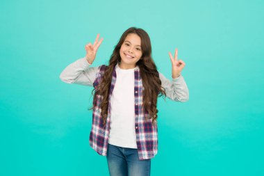 Mutlu çocuğun stüdyo çekimi. çocukluk mutluluğu. Hoş duygular. Şık bir genç kız turkuaz bir geçmişi var. Uzun saçlı, modaya uygun güzel bir genç kız. Çocuk kuaför konsepti. Okula geri dön.