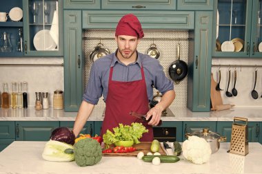 Neşelen biraz. Kayda değer besin kaynakları. Kilo kaybı ürünü. Diyetine ekle. Organik gıdaların sağlıklı faydaları. Adam mutfağa şarap sirkesi döker. gizli malzeme. Genç aşçı mutfakta.