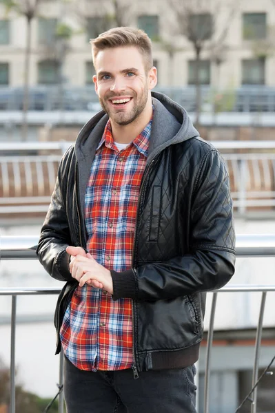 É assim que se parece um homem confiante. Homem feliz no dia de outono. Bonito homem sorrir em estilo casual. Homem caucasiano no exterior urbano. Estilo de moda casual. Estilo de vida — Fotografia de Stock