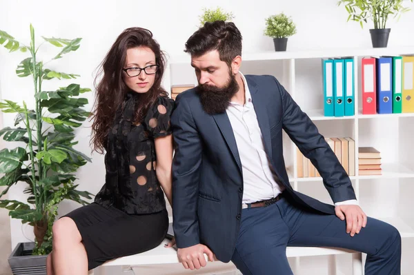 Birlikte iş yapıyoruz. İş çifti ofis masasına oturur. Seksi kadın ve resmi giysili sakallı adam. İş ilişkisi. Özel sektör ve girişimcilik. Senin başarın bizim hedefimiz. — Stok fotoğraf