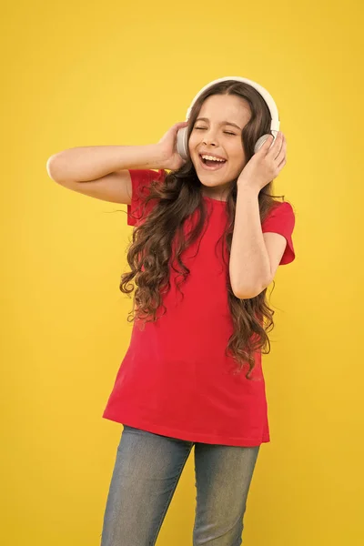 Coge el ritmo. Los niños o adolescentes disfrutan de la música en los auriculares. Niña disfrutando de su música favorita. Un chico escuchando auriculares musicales. Concepto de ritmo musical. Entretenimiento y diversión. Las mejores canciones de verano — Foto de Stock