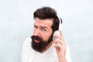 Ne diyorsun sen? Çok gürültülü. Kulaklığını tak. Sakallı adam kulaklık takıyor. Vahşi hippi müzik dinler. Sesli kitabı dinle. Modern hayatta yeni teknoloji. Müzik uygulaması indir