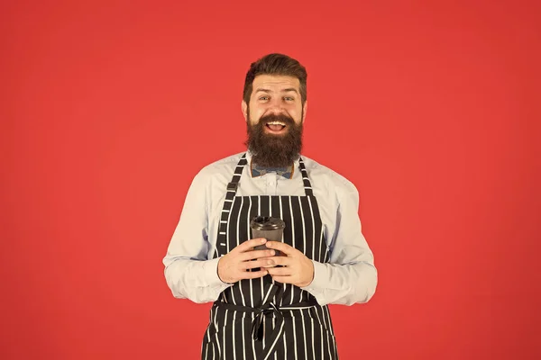 Inspirován šálkem čerstvé kávy. brutální číšník v kavárně. zralý muž červené pozadí. zkušený sluha. Barista Hipster Chef zástěra. elegantní sebevědomý barman. vousatý muž držet odnést kávu — Stock fotografie