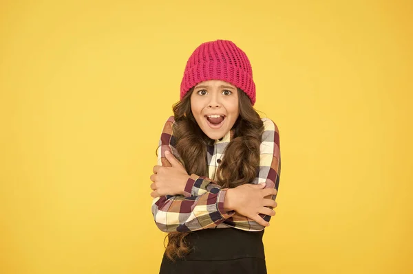 Ela é fria. Criança infeliz sentir fundo amarelo frio. Menina pequena tremer em roupas de cabeça tempo frio. Outono crocante ou estação de inverno. Frio e frio. Frio — Fotografia de Stock