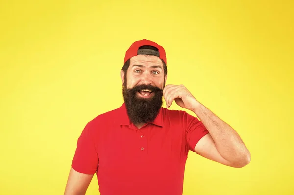 Best shampoo for your hair. bearded man red cap. male summer fashion. Barber salon and facial hair care. being trendy and brutal. Fashion portrait of man. smiling mature hipster yellow background — ストック写真