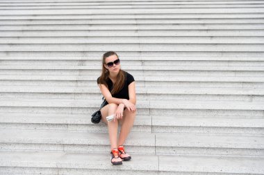 Turist rehberi gezisi. Tatil fikirleri. Büyük şehirde bir tatil. Kadın dinleniyor. Müze saatleri açık. Turist kız merdivenlerde bekler. Şehri keşfetmeye hazırım. Tatil ve seyahat kavramı