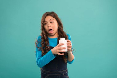 İğrenç bir tat. Sağlık hizmetleri. Vitamin takviyesi al. Kız ilaç şişesini tutuyor. Vitamin konsepti. Vitamin takviyesine ihtiyacım var. Çocuk ilaç alıyor. Tedavi ve ilaç. Coronavirüs salgını