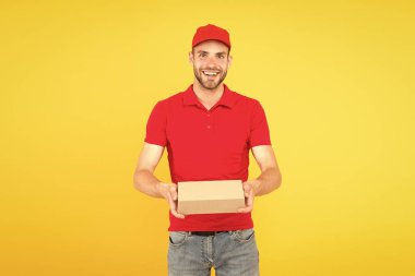 Mutluluk ve ihtiyaçları karşılamak. Süper hızlı kurye ajanı. Servis teslimatı Satış elemanı kariyeri. Kurye ve teslimat. Postacı teslimatçı. Kırmızı kapaklı adam sarı arka plan. Satın alma