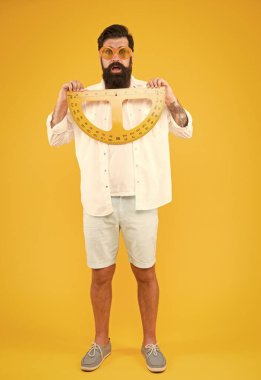 Sakal şeklini koruyun. Sakallı. Protractor özelliklerini keşfetmek. Acımasız hipster matematik dersi için protractor tutun. Ölçme aleti kullanan öğrenci. Berber kuaför salonu