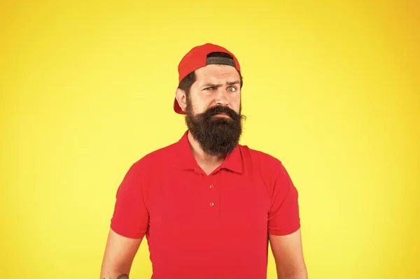 Salone da barbiere e cura dei peli sul viso. essere trendy e brutale. Barba e baffi toelettatura. triste maturo hipster sfondo giallo. uomo barbuto camicia rossa e cappello. moda estate maschile. Shampoo per uomo — Foto Stock