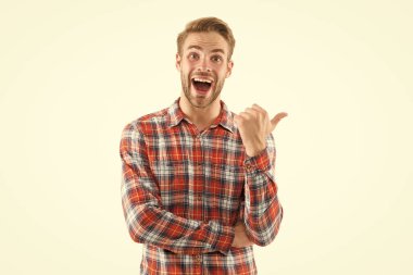 Şaşırdım ve yakışıklı oldum. Beyaz tenli yakışıklı adam. Yakışıklı suratlı, ağzı açık beyaz bir adam. Erkek bakımı. Sıradan ve yakışıklı. Şaşırt beni.