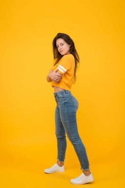 Merhaba güzelim. Şehvetli kadın sarı arka plan. Gündelik tarzda seksi bir kadın. Güzel görünümlü seksi kadın. Uzun esmer saçlı güzel bir kadın. Moda ve tarz. Güzellik salonu
